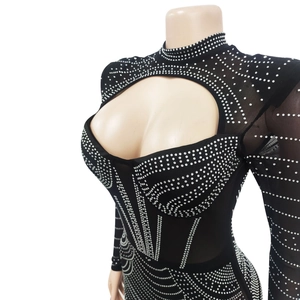 Détails de la robe en maille noire avec strass argentés et découpe à la poitrine