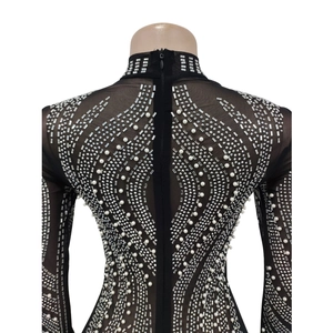 Détail de robe en tulle transparent avec strass et perles blanches sur le dos