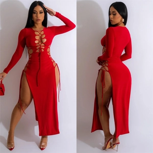 Robe longue rouge sexy à manches longues avec lacets ajourés et fentes latérales