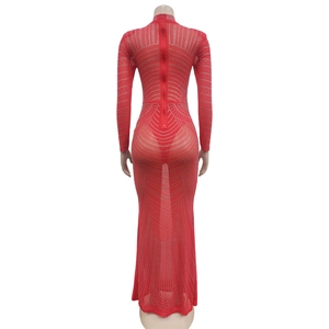 Détails des motifs complexes en strass argentés sur cette robe de soirée en résille rouge