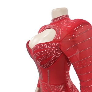 Détail de la robe rouge à strass avec manches en tulle et découpe sur la poitrine