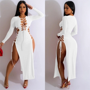 Robe moulante blanche à manches longues avec laçage découpé et fente latérale