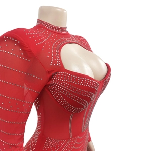 Détail de la robe en maille rouge avec strass et découpe au niveau de la poitrine