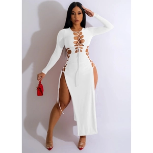 Détail d'une robe blanche à manches longues avec laçage latéral et fente haute