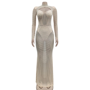 Détail du tissu en maille transparente avec strass argentés brillants sur la robe longue