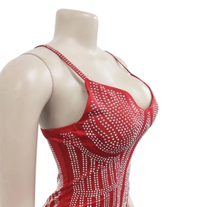 Détail d'une robe rouge sans manches avec des strass argentés et de fines bretelles