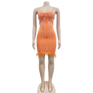 Vue détaillée de la mini-robe orange avec strass argentés et bordure en plumes élégante