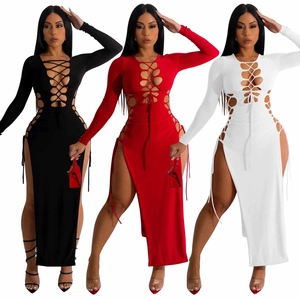 Détails de robes fendues à manches longues en noir, rouge et blanc avec découpes à lacets