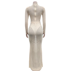 Détails de la robe en maille beige avec strass argentés brillants et fermeture éclair au dos