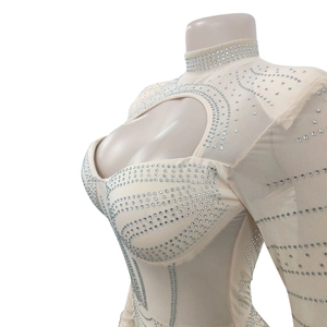 Détail d'un body en résille transparente avec strass brillants et découpe poitrine