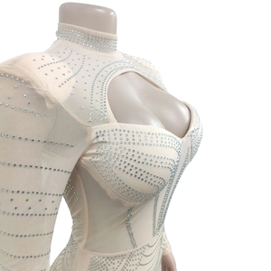 Détail d'un body en maille nude avec manches longues transparentes et strass argentés