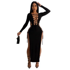 Détail de la taille découpée et des lacets sur cette robe longue noire moulante