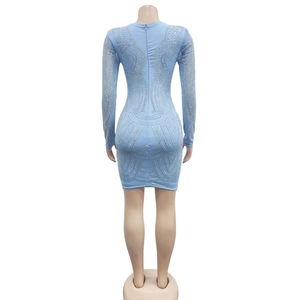 Λεπτομερής πίσω όψη γαλάζιου bodycon φορέματος με ασημένια κυματιστά σχέδια από στρας