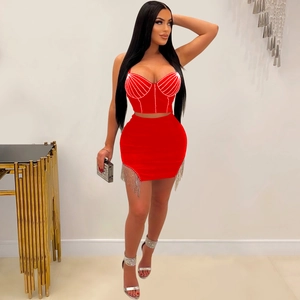 Ensemble de fête rouge 2 pièces avec bustier en strass et mini-jupe à franges pour femme