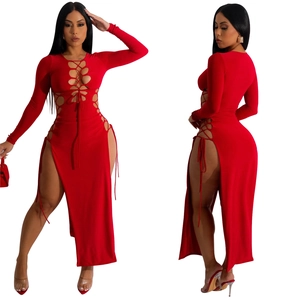 Détail d'une robe rouge moulante avec découpes latérales à lacets et fente haute sexy