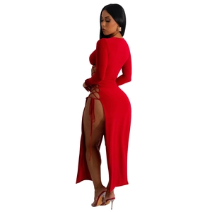 Détail du laçage latéral et de la fente haute sur cette robe rouge à manches longues