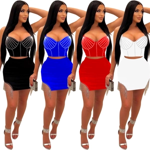 Vue détaillée de l'ensemble deux pièces pour femme avec strass et détails de franges