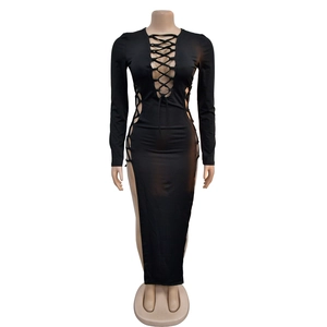 Détails de la robe noire à manches longues avec fente latérale haute et lacets sexy
