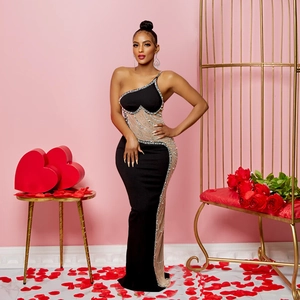Robe de soirée noire asymétrique avec empiècement en mesh et strass scintillants