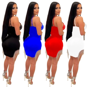 Robe courte moulante avec franges en strass scintillantes en noir, bleu, rouge et blanc