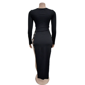 Détail de robe noire à manches longues avec découpes latérales et design à lacets