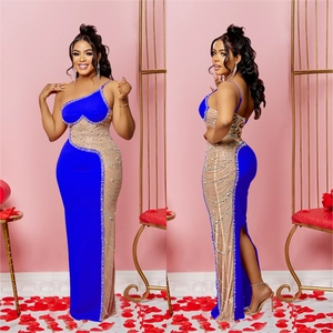 Détail de la robe de soirée bleu roi avec empiècement en tulle et strass scintillants