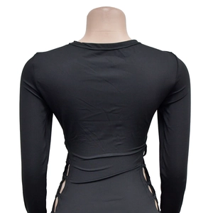 Vue arrière d'un body noir à manches longues avec découpes latérales et lacets sexy