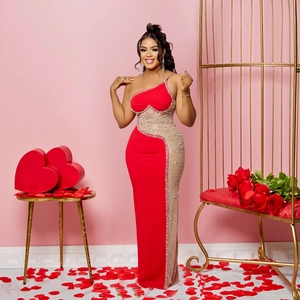 Robe de soirée rouge asymétrique élégante avec strass et empiècements en résille