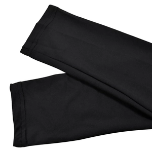 Détail de la manchette élastique noire avec une double surpiqûre soignée