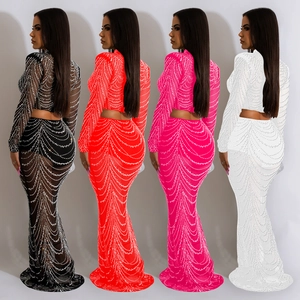Détail d'un ensemble deux pièces en mesh avec strass en noir, rouge, rose et blanc