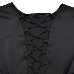 Vue macro détaillée du design à lacets et du tissage croisé sur la manche de la robe noire