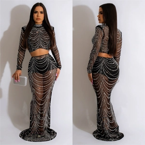 Ensemble deux pièces en maille noire élégante avec manches longues et jupe longue en strass