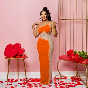 Détail de la robe de soirée orange avec mesh transparent et motifs en strass argentés