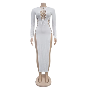 Détail d'une robe blanche à manches longues avec laçage en V et fente haute