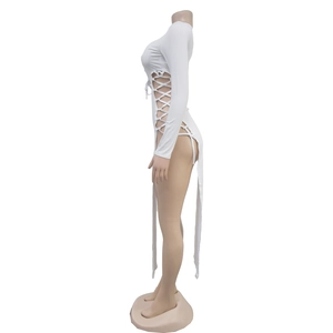 Vue détaillée du laçage latéral et du tissu en maille de cette robe blanche à manches longues