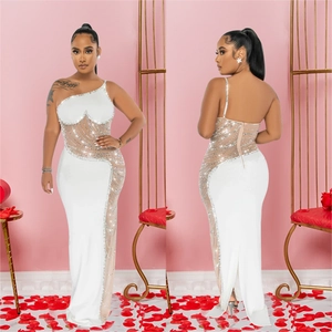 Détails de l'avant et de l'arrière d'une robe de soirée sirène blanche à sequins et une épaule