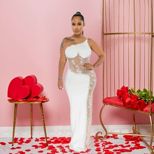 Détails de la robe blanche à une épaule avec empiècements en tulle et strass argentés
