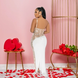 Détail de la robe de soirée blanche avec empiècements en résille et strass brillants