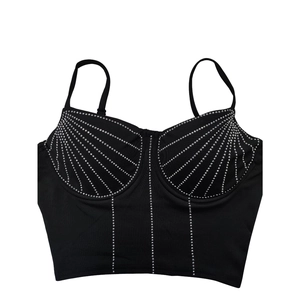 Détail du haut bustier noir orné de strass argentés brillants et fines bretelles