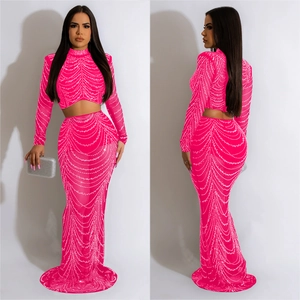 Ensemble robe longue deux pièces en maille rose avec détails de franges en strass brillants
