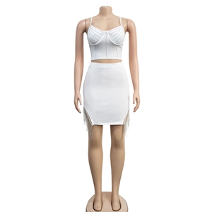 Détail de l'ensemble blanc deux pièces avec courbes en strass et chaîne à franges argent