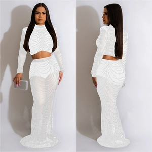Vue détaillée de l'ensemble deux pièces blanc en mesh avec manches longues et strass brillants