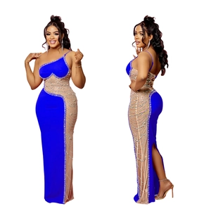 Détail de robe de soirée bleu roi avec empiècements en tulle et perles argentées
