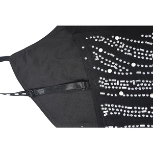 Detailansicht eines schwarzen Netzkleides mit Wellenmustern aus weißen Perlen und Strass
