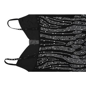 Detailansicht der Luxus-Strass- und Perlenmuster auf einem schwarzen Netzkleid