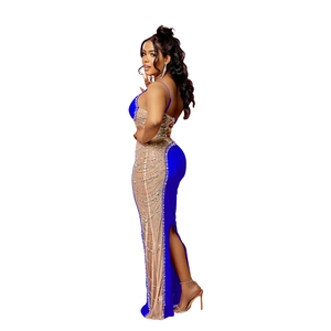 Détail d'une robe de soirée bleue avec panneaux en mesh et franges de strass brillants
