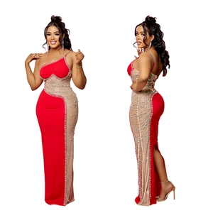 Détail d'une robe rouge longue avec épaule asymétrique et empiècements en résille