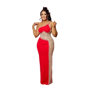 Détail d'une robe rouge à une épaule avec mesh transparent et strass argentés brillants