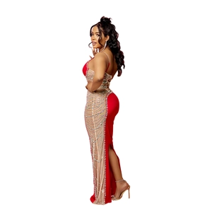Détail de la robe de soirée rouge avec chaînes en strass argentés et empiècement