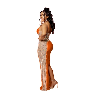 Détail de strass orange sur empiècement en mesh transparent et fente haute de la robe